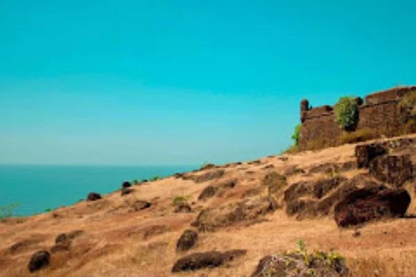 Book Chapora Fort Taxi Bardez Goa